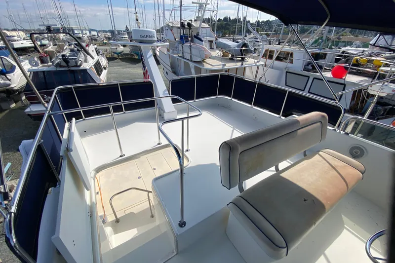 Slide: The Image of 2003 Zeta 36 boat deck with seating, docked among other vessels. - 51