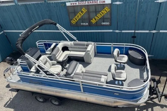 The Image of 2026 Sun Tracker Fishin' Barge 20 DLX pontoon boat with seating, docked at Sizzle Marine. - 0