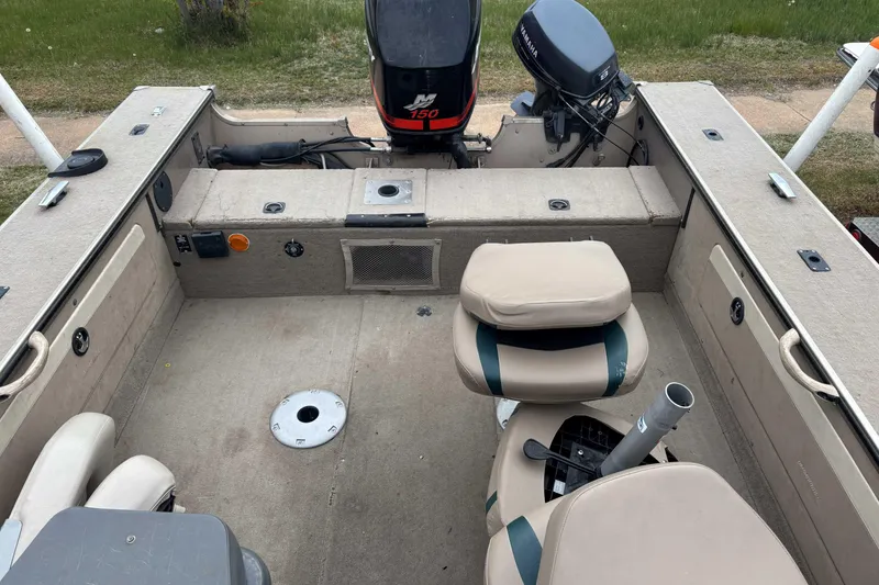 Slide: The Image of 2001 Alumacraft Tournament Pro 185 CS boat interior with seating and motor. - 5