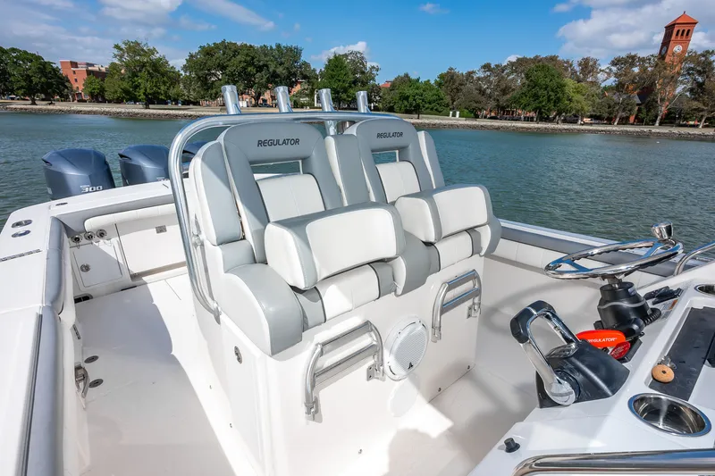 Slide: The Image of Regulator Marine 34 FS 2018 - 14