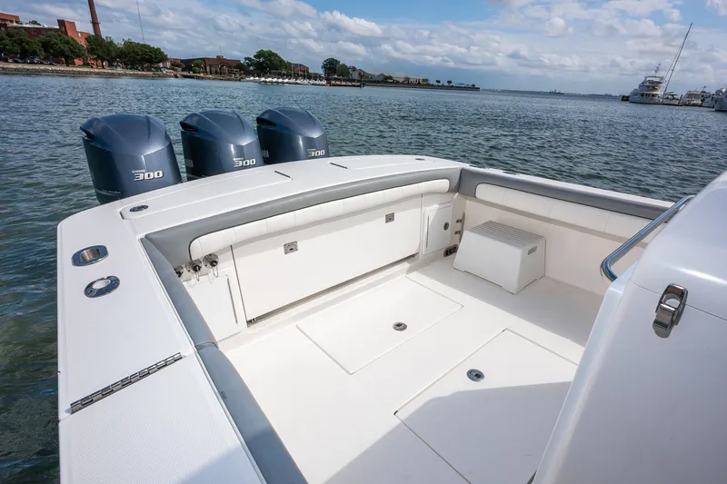 Slide: The Image of Regulator Marine 34 FS 2018 - 8