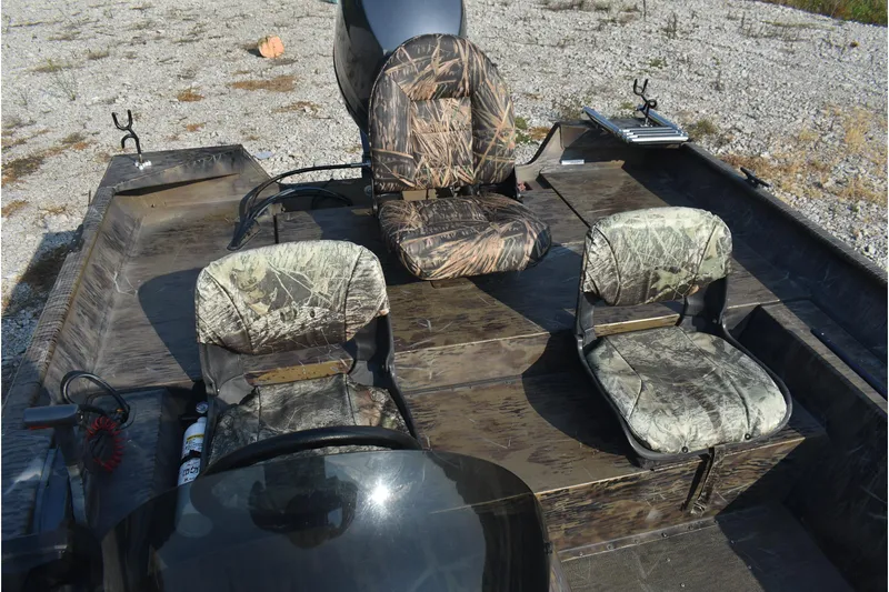 Slide: The Image of 2012 G3 1860 SC CAMO boat with camouflage seating on gravel background. - 14