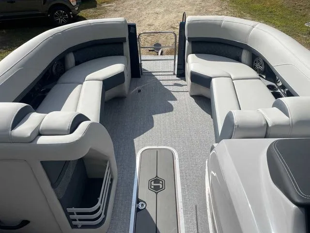 Slide: The Image of Harris Grand Mariner 230 2026 - 4