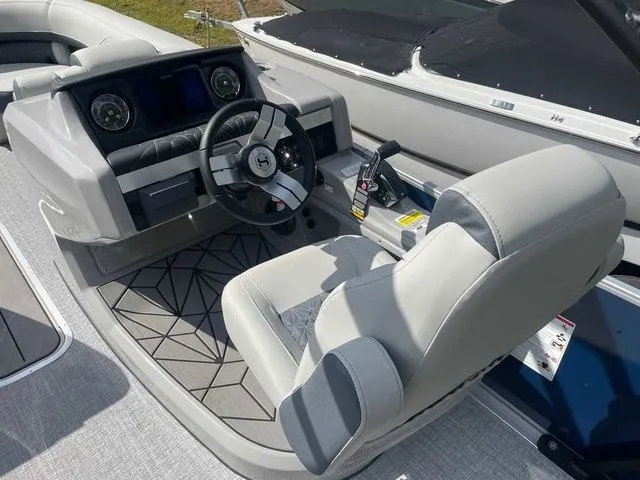 Slide: The Image of Harris Grand Mariner 230 2026 - 5