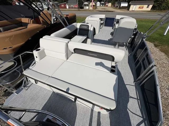 Slide: The Image of Harris Cruiser 210 2026 - 10