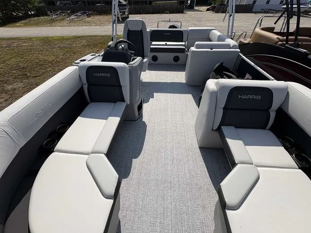 Slide: The Image of Harris Cruiser 210 2026 - 6