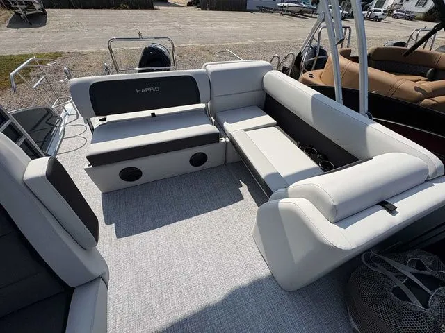 Slide: The Image of Harris Cruiser 210 2026 - 7