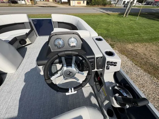 Slide: The Image of Harris Cruiser 210 2026 - 8