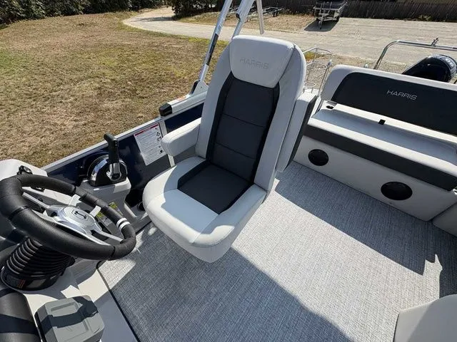 Slide: The Image of Harris Cruiser 210 2026 - 9