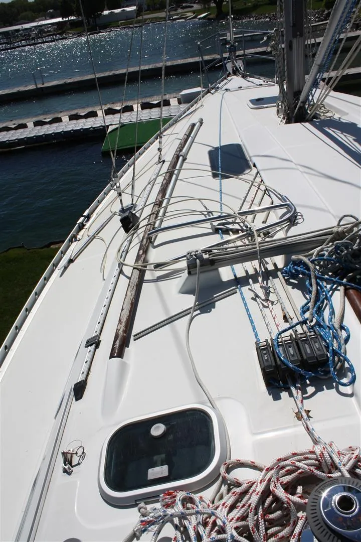 Slide: The Image of 1999 Beneteau Oceanis 352 sailboat deck with rigging and ropes. - 14