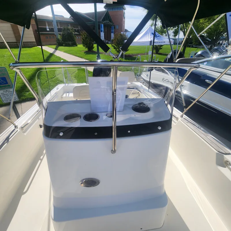 Slide: The Image of Boston Whaler 190 Montauk 2024 - 10