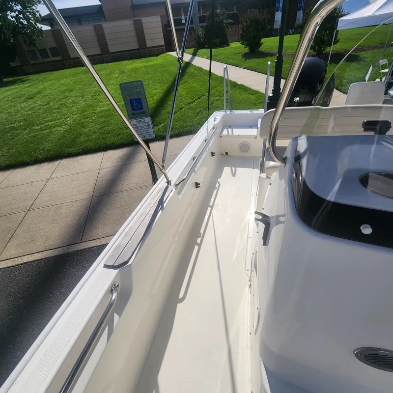 Slide: The Image of Boston Whaler 190 Montauk 2024 - 12
