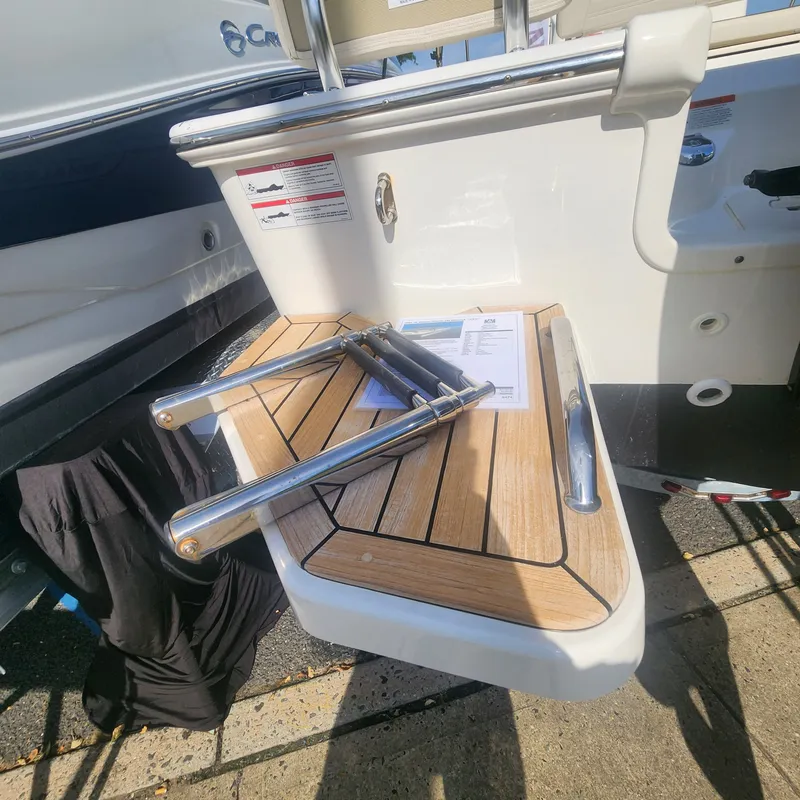 Slide: The Image of Boston Whaler 190 Montauk 2024 - 5