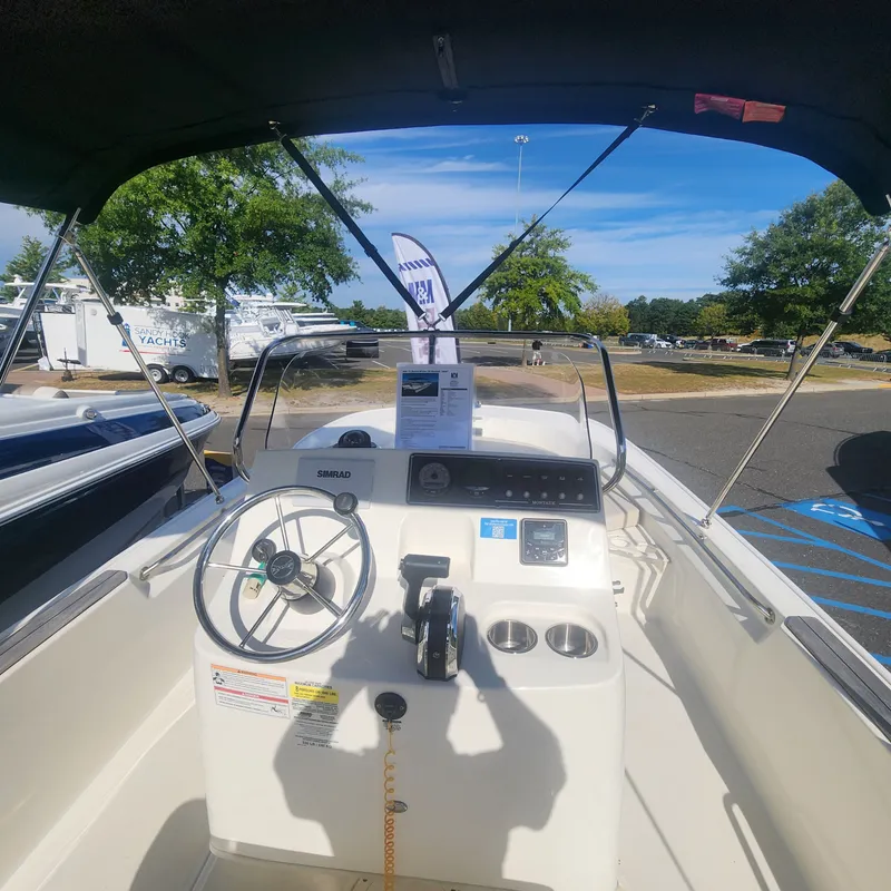 Slide: The Image of Boston Whaler 190 Montauk 2024 - 8