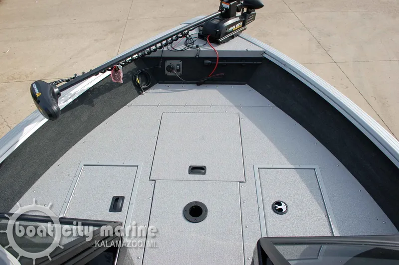 Slide: The Image of Smoker Craft Ultima 172 2025 - 10