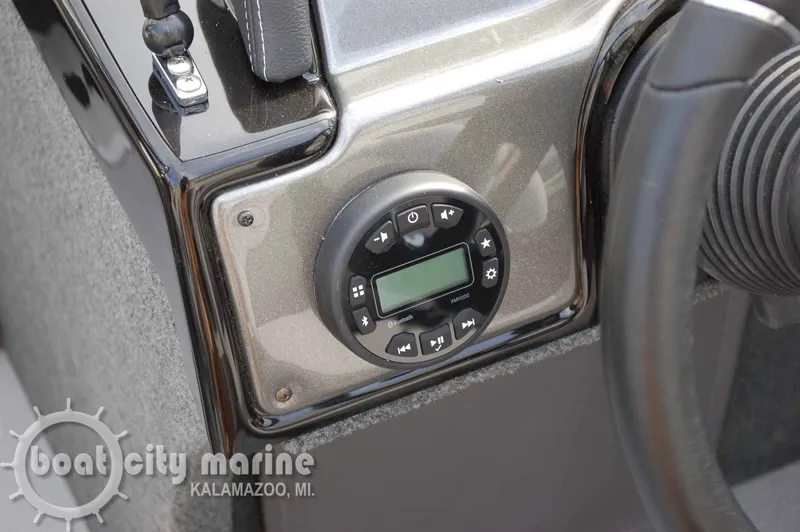 Slide: The Image of Smoker Craft Ultima 172 2025 - 15