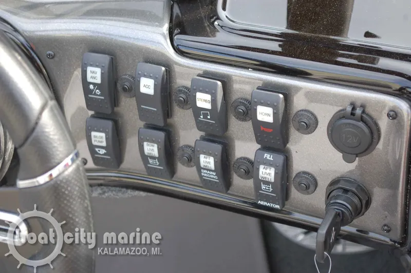 Slide: The Image of Smoker Craft Ultima 172 2025 - 16