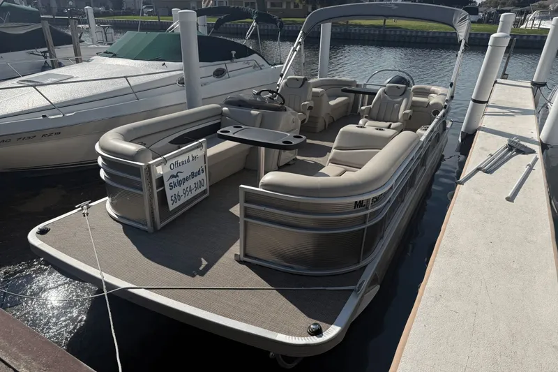 Slide: The Image of Bennington S22 TRITOON 2019 - 0