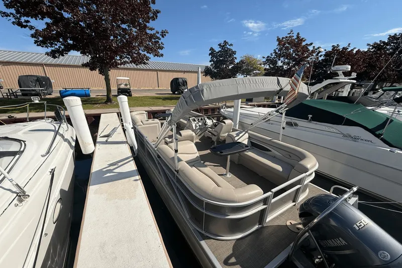 Slide: The Image of Bennington S22 TRITOON 2019 - 1