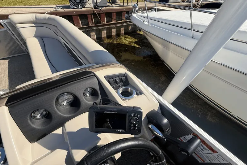 Slide: The Image of Bennington S22 TRITOON 2019 - 12