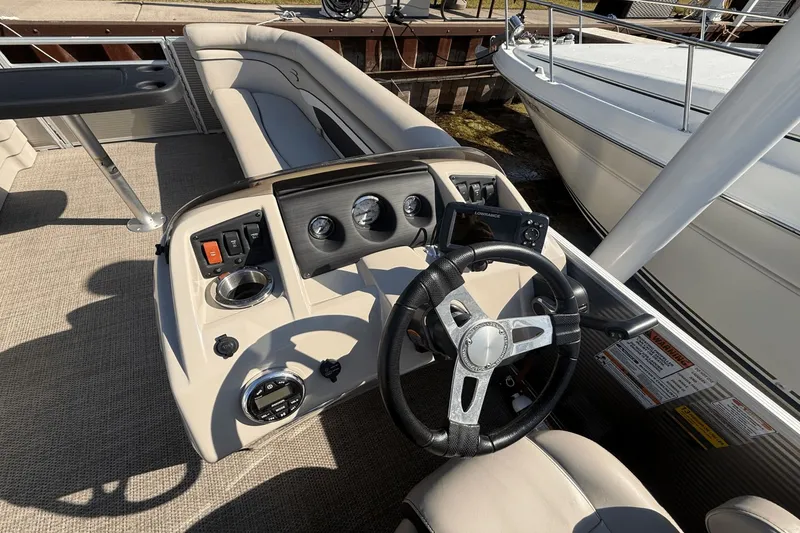 Slide: The Image of Bennington S22 TRITOON 2019 - 14