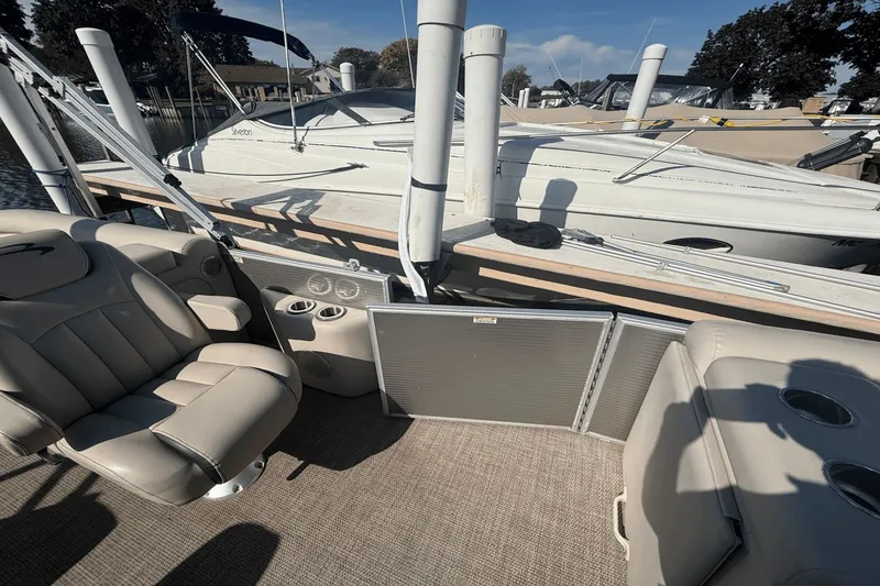 Slide: The Image of Bennington S22 TRITOON 2019 - 15