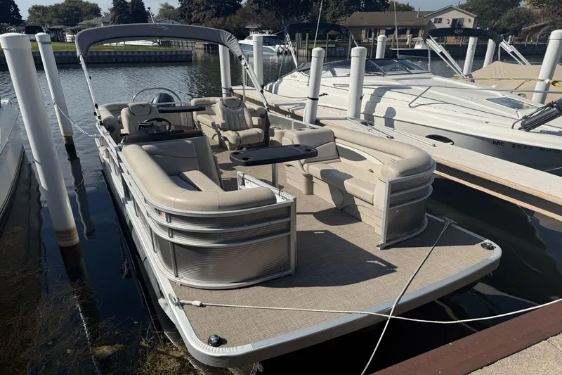 Slide: The Image of Bennington S22 TRITOON 2019 - 4