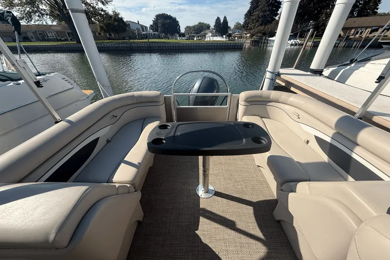 Slide: The Image of Bennington S22 TRITOON 2019 - 6