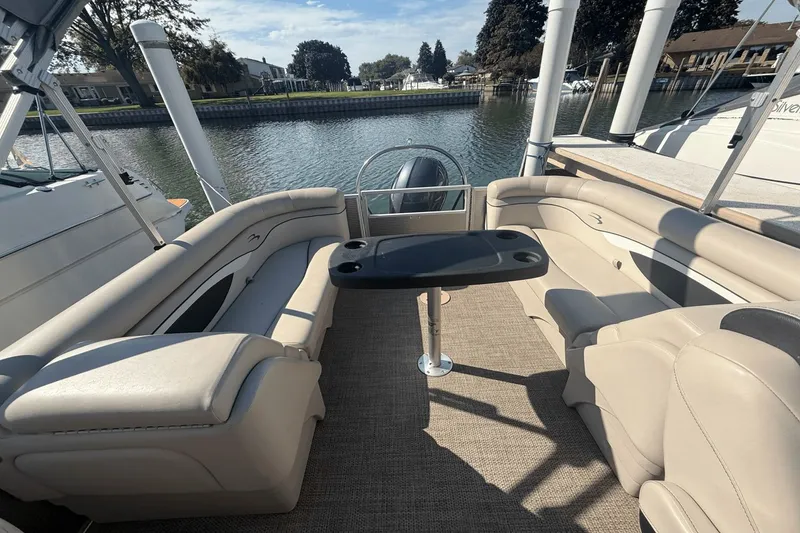 Slide: The Image of Bennington S22 TRITOON 2019 - 9