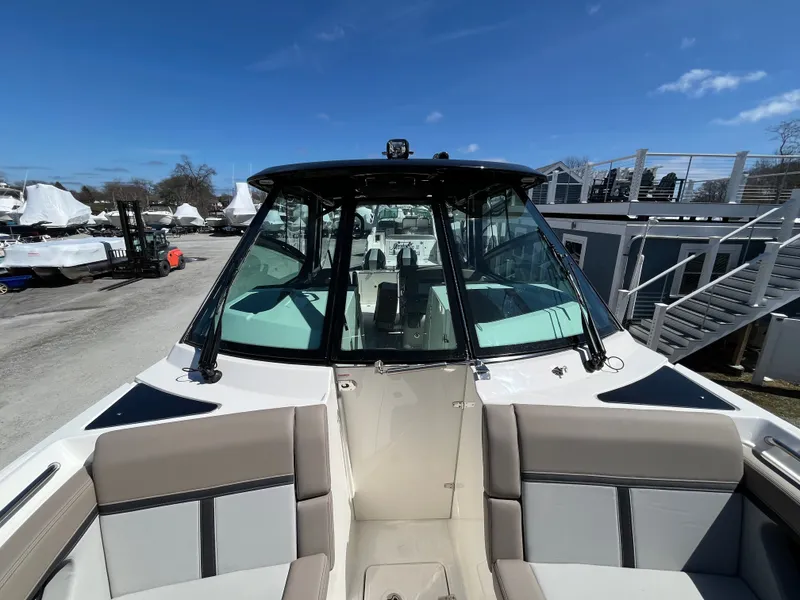 Slide: The Image of Boston Whaler 330 Vantage 2026 - 33