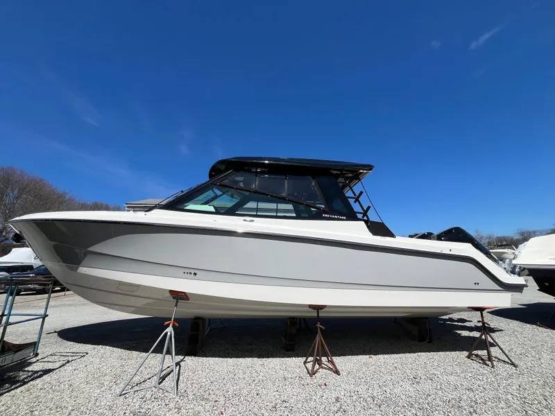 Slide: The Image of Boston Whaler 330 Vantage 2026 - 34