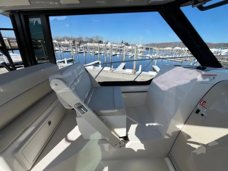Slide: The Image of Boston Whaler 325 Conquest 2026 - 32
