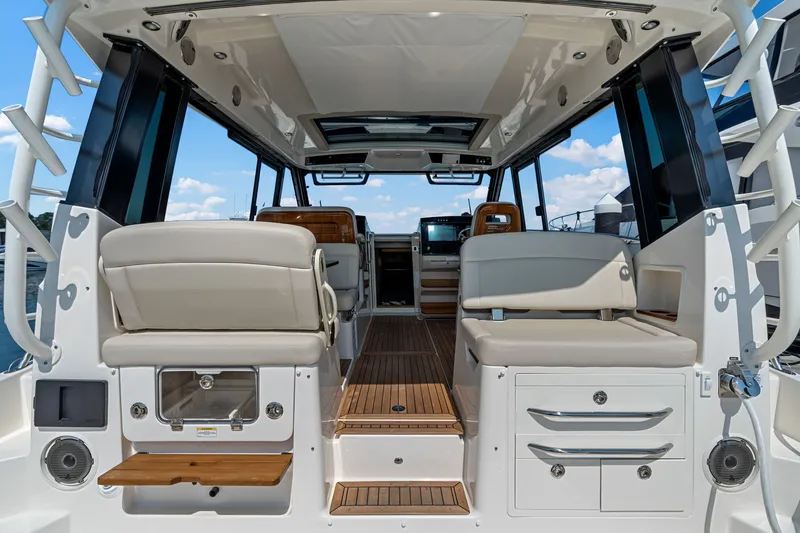 Slide: The Image of Boston Whaler 405 Conquest 2026 - 14