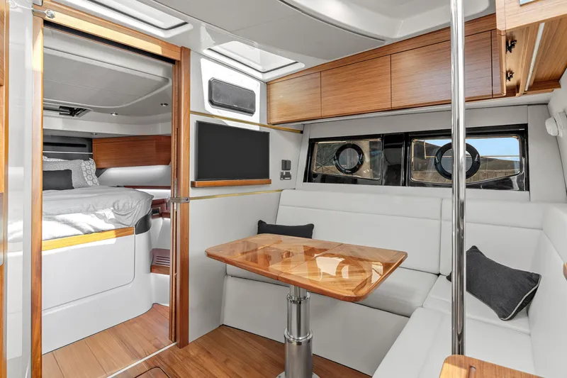 Slide: The Image of Boston Whaler 405 Conquest 2026 - 32