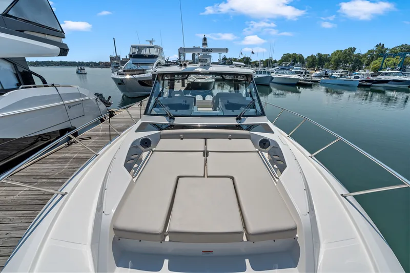 Slide: The Image of Boston Whaler 405 Conquest 2026 - 47
