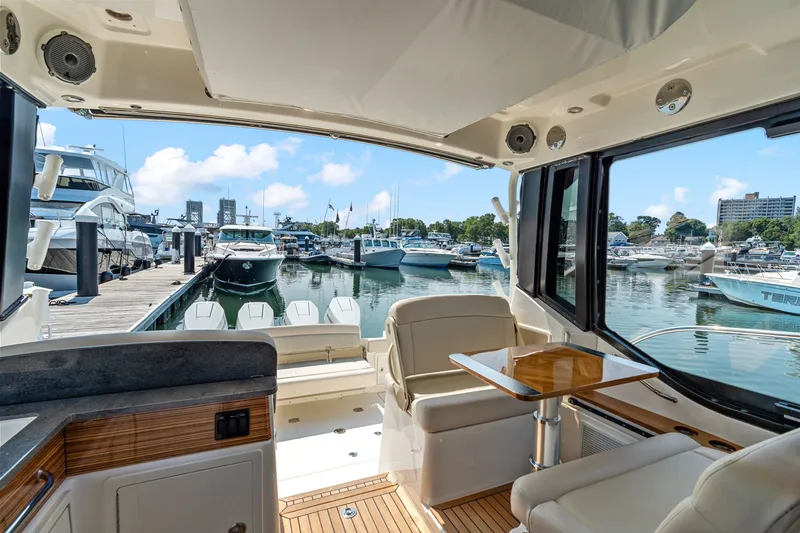 Slide: The Image of Boston Whaler 405 Conquest 2026 - 17