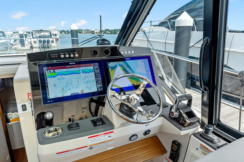 Slide: The Image of Boston Whaler 405 Conquest 2026 - 24