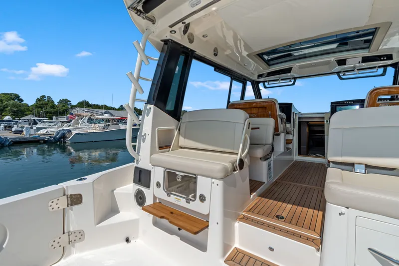 Slide: The Image of Boston Whaler 405 Conquest 2026 - 12