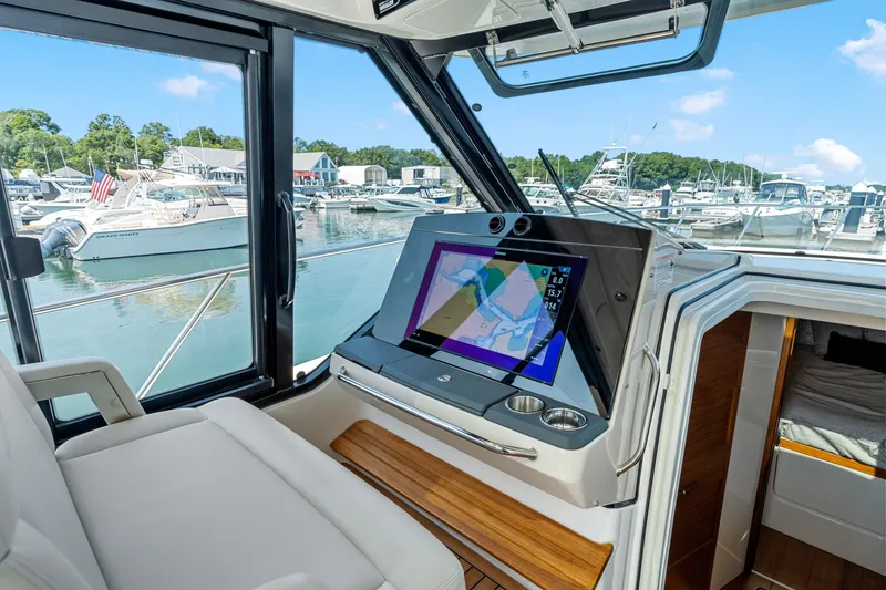 Slide: The Image of Boston Whaler 405 Conquest 2026 - 28