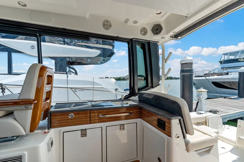 Slide: The Image of Boston Whaler 405 Conquest 2026 - 21