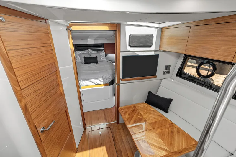 Slide: The Image of Boston Whaler 405 Conquest 2026 - 31
