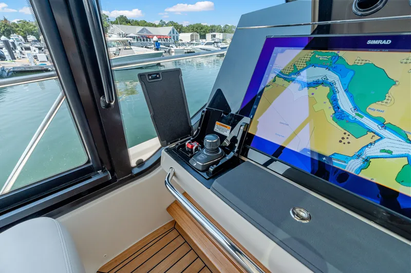 Slide: The Image of Boston Whaler 405 Conquest 2026 - 29