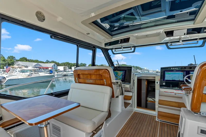 Slide: The Image of Boston Whaler 405 Conquest 2026 - 16