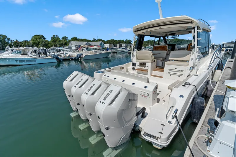 Slide: The Image of Boston Whaler 405 Conquest 2026 - 4