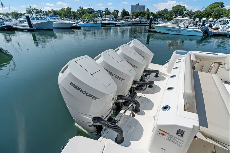 Slide: The Image of Boston Whaler 405 Conquest 2026 - 6