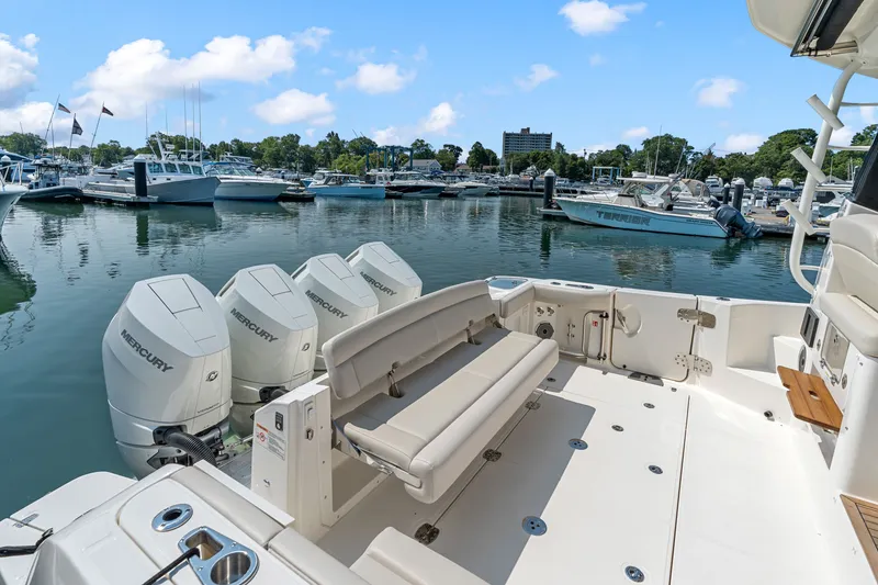 Slide: The Image of Boston Whaler 405 Conquest 2026 - 8