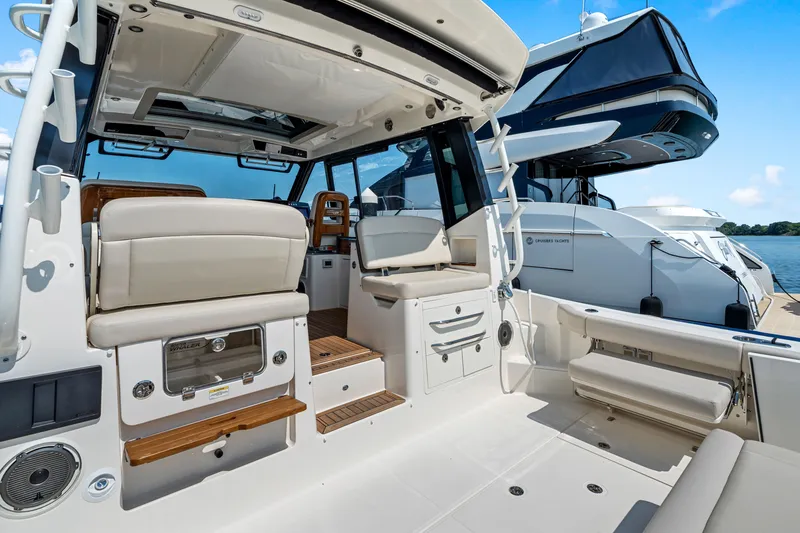 Slide: The Image of Boston Whaler 405 Conquest 2026 - 13