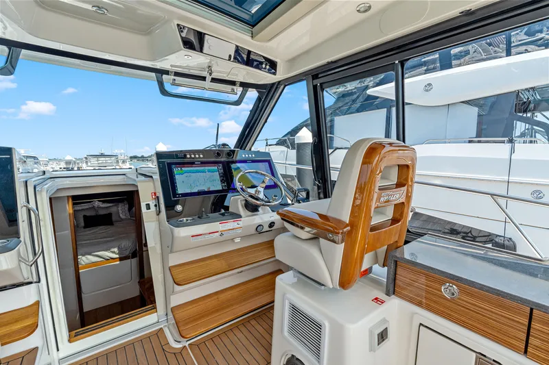 Slide: The Image of Boston Whaler 405 Conquest 2026 - 23