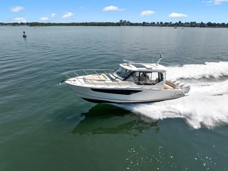 Slide: The Image of Boston Whaler 405 Conquest 2026 - 3