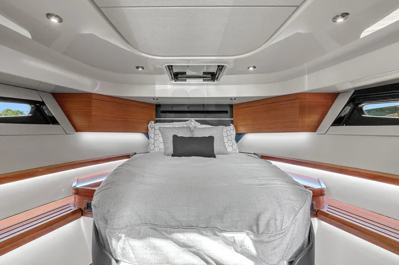 Slide: The Image of Boston Whaler 405 Conquest 2026 - 44